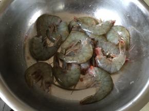 大虾洗净，去掉头部和外壳，剔除虾线