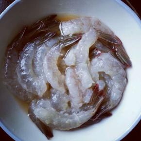 在处理好的虾中倒入料酒盐和少量的柠檬汁，腌制15分钟