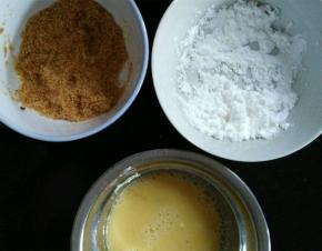 将鸡蛋打成蛋液，准备好面包糠和面粉