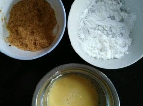 将鸡蛋打成蛋液，准备好面包糠和面粉