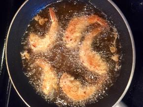 锅内放入适量的油，加热到7分热的时候，放入虾，小火炸至金黄即可捞出