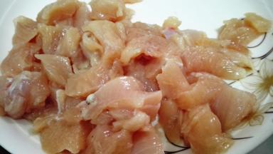 买来的鸡胸肉用清水洗净，切成小块