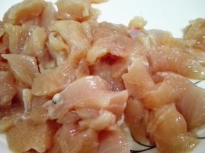买来的鸡胸肉用清水洗净，切成小块