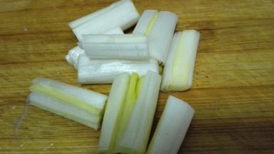 青椒，黄瓜切丁，葱切段，淀粉加水制成水淀粉备用