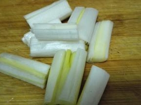 青椒，黄瓜切丁，葱切段，淀粉加水制成水淀粉备用