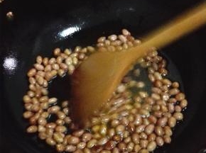 锅内放比平时炒菜多一些的油，倒入花生米翻炒至微微变色。捞出沥干