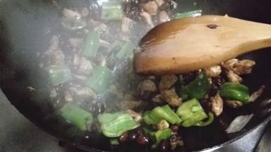 倒入切好的蔬菜丁和花生米，翻炒均匀