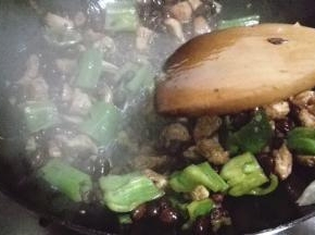 倒入切好的蔬菜丁和花生米，翻炒均匀