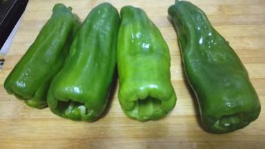 青椒去蒂去籽备用