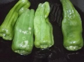 锅内放入少许的油，油温5分热的时候翻入青椒