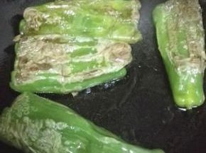 用铲子按压青椒，适时地翻动青椒，让青椒的表面出现均匀的纹理