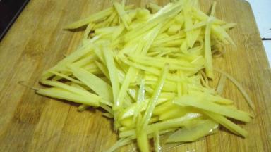 土豆去皮洗净，切成丝备用