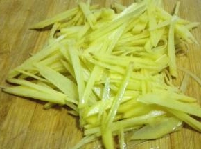 土豆去皮洗净，切成丝备用