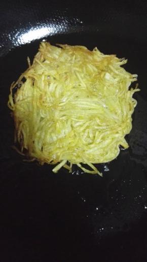 开小火，煎至底面金黄，翻面