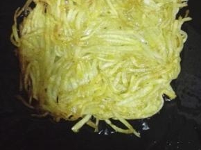 开小火，煎至底面金黄，翻面