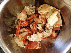 买来的螃蟹清洗干净，揭掉蟹盖，去除蟹腮和不吃的部分