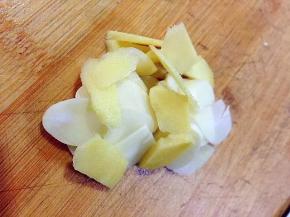 姜蒜切成片备用