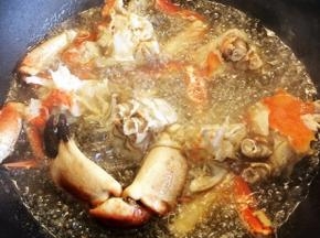 锅内放比炒菜多一点的油，油热放入螃蟹炸至金黄。捞起备用沾少许的干淀粉备用