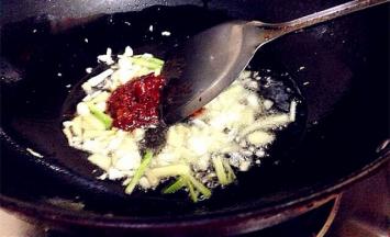 放入八角，干辣椒和花椒粒小火煸出香味，加豆瓣酱炒出红油