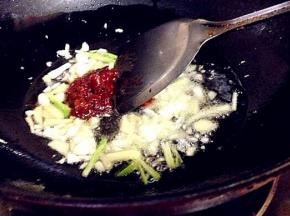 放入八角，干辣椒和花椒粒小火煸出香味，加豆瓣酱炒出红油