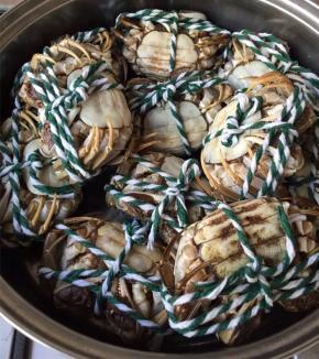 蒸锅放少许的姜片烧开，螃蟹背面放入蒸锅，蒸10分钟