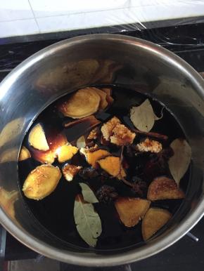 除了花雕酒，将所有的调料倒入锅内煮开