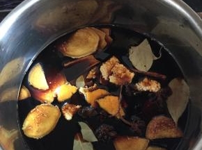 除了花雕酒，将所有的调料倒入锅内煮开