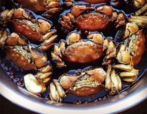 蒸好的螃蟹放入冷卤汁中腌制24小时以上入味即可