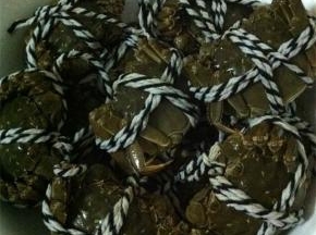 买来的大闸蟹用小刷子放在流水下冲洗干净，擦干表面的水分