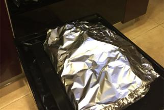 烤箱上下250度预热，烤50分钟左右，螃蟹变成红色即可