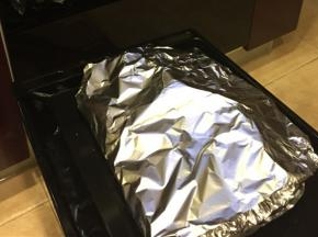烤箱上下250度预热，烤50分钟左右，螃蟹变成红色即可