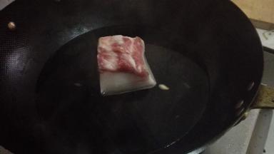 锅内冷水放入五花肉，加适量的料酒，大火煮至沸腾转小火煮20分钟