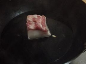 锅内冷水放入五花肉，加适量的料酒，大火煮至沸腾转小火煮20分钟