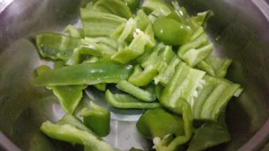 青椒去籽洗净，切成块状备用