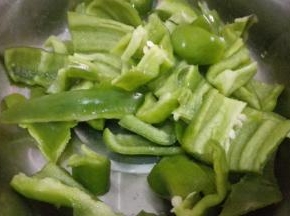 青椒去籽洗净，切成块状备用