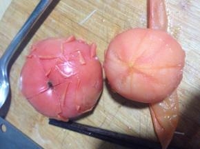 番茄晾凉之后剥去外皮，切成小碎块备用