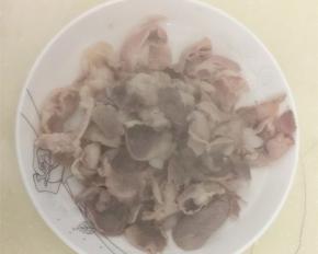 肥牛先用沸水焯一下，捞出备用