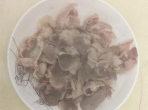 肥牛先用沸水焯一下，捞出备用