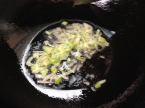 锅内放油，油热放入姜葱，小火炒出香味