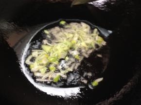 锅内放油，油热放入姜葱，小火炒出香味