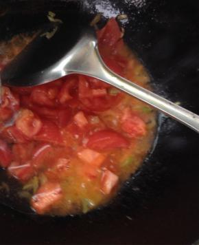 倒入切好的番茄，中火煸炒出汁水