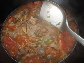 放入肥牛，放入适量的盐和糖，翻炒均匀即可出锅