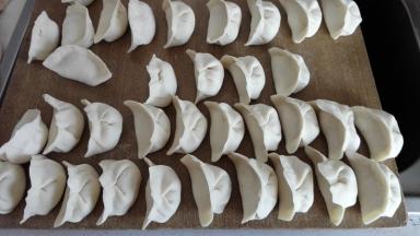 包好的饺子备用，也可以用速冻饺子