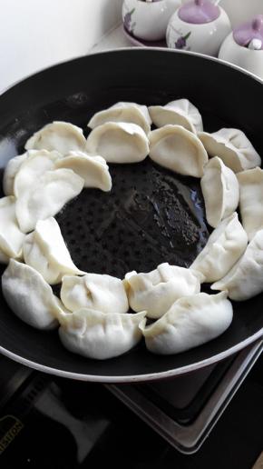 平底锅内均匀的刷少量的油，放入饺子摆好