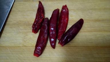 花椒和干辣椒准备好备用