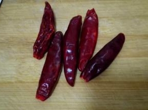 花椒和干辣椒准备好备用