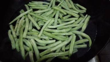 锅内加入，放入四季豆焯水，四季豆变色即可捞出沥干水分