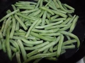 锅内加入，放入四季豆焯水，四季豆变色即可捞出沥干水分