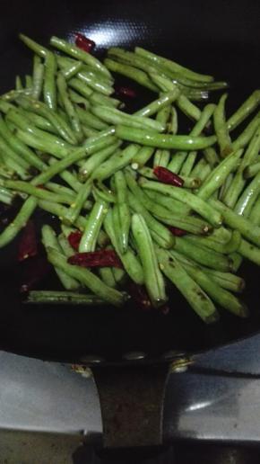 放入干辣椒和花椒粒炒出香味