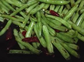 放入干辣椒和花椒粒炒出香味